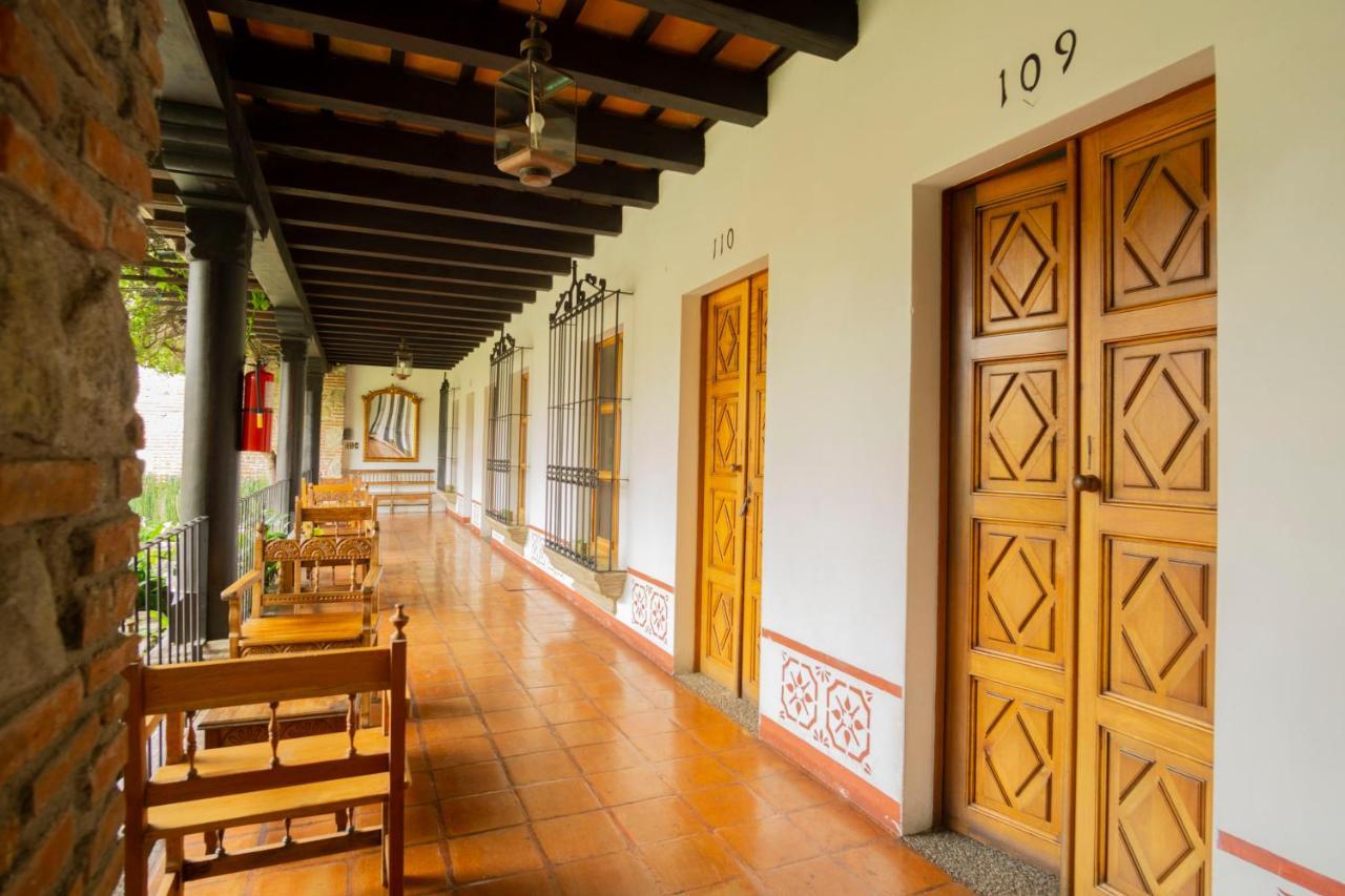 Hotel Posada De Don Rodrigo Antigua Exterior foto